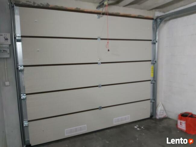 GARAŻ stacja ładowania samochodu elektrycznego.