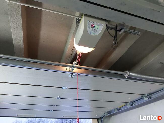 GARAŻ stacja ładowania samochodu elektrycznego.