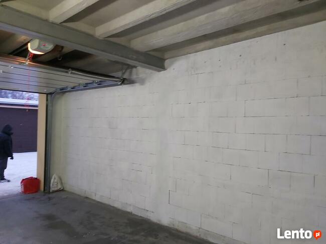 GARAŻ stacja ładowania samochodu elektrycznego.