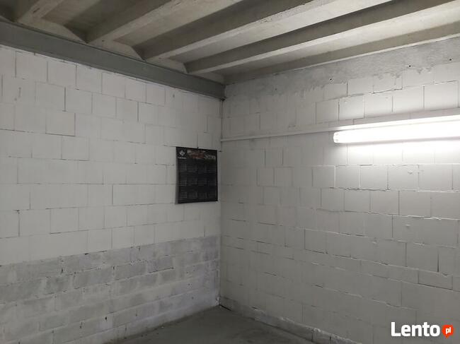 GARAŻ stacja ładowania samochodu elektrycznego.