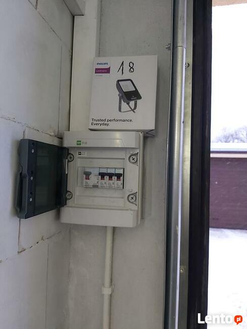 GARAŻ stacja ładowania samochodu elektrycznego.