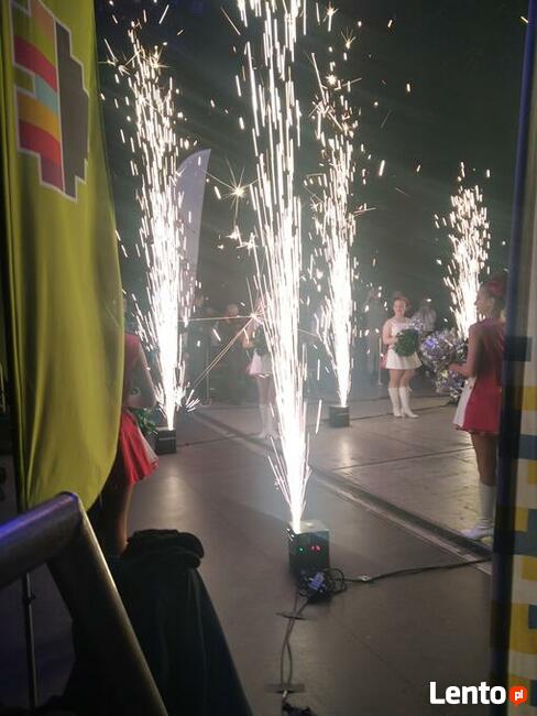 pokaz pirtotechniczny - niski dym, płomienie, fontanny