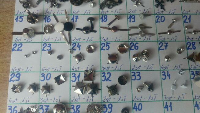 Różne nity i ćwieki ozdobne.