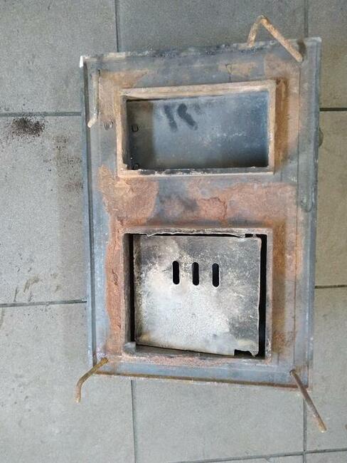 Drzwiczki żeliwne do pieca kaflowego , wędzarni ,kominka.