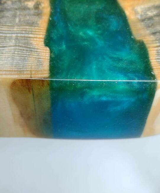 Nowy stolik kawowy z drewna świerkowego i żywicą epoksydową