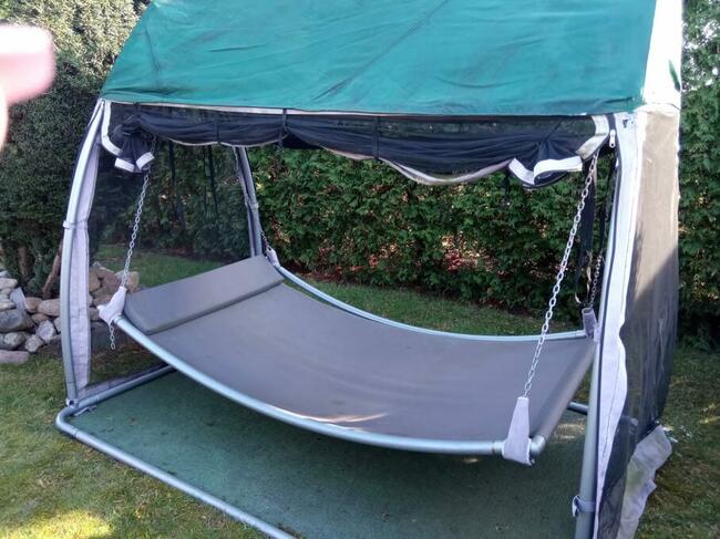 Nowoczesny hamak ogrodowy z moskitierą bali lm na mocnym met