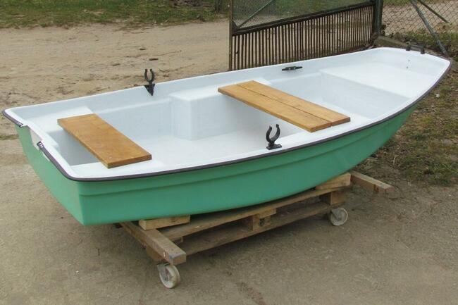 Łódka łódeczka bączek, łódź wędkarska wiosłowa motorowa.