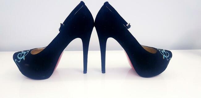 Wysokie ekstrawaganckie szpile Cento