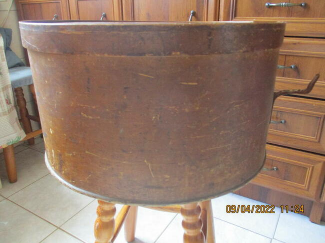 Retro Kufer na kapelusze z XIX wieku