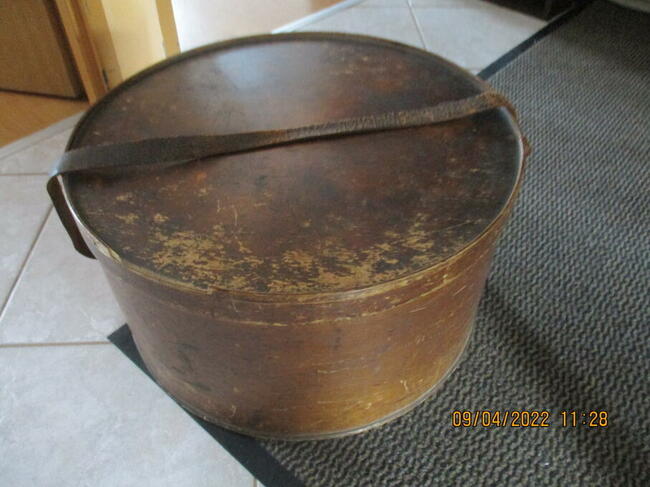 Retro Kufer na kapelusze z XIX wieku