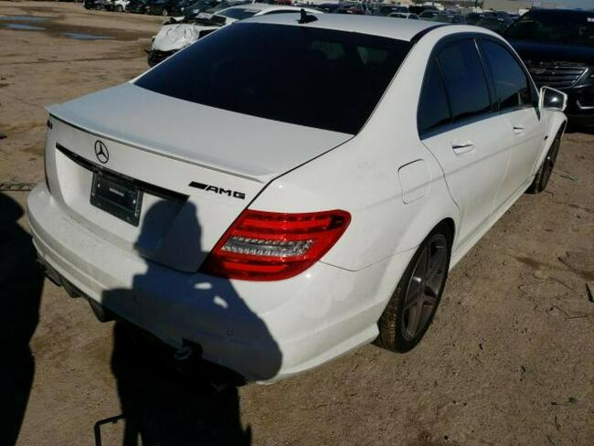 Mercedes C 63 AMG 2013, porysowany lakier