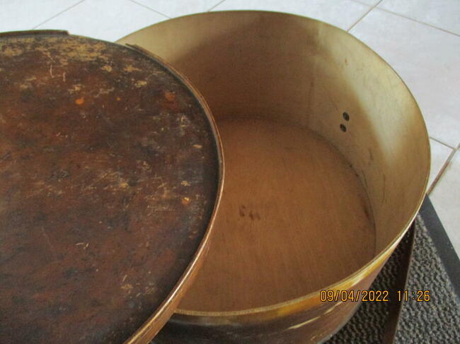 Retro Kufer na kapelusze z XIX wieku