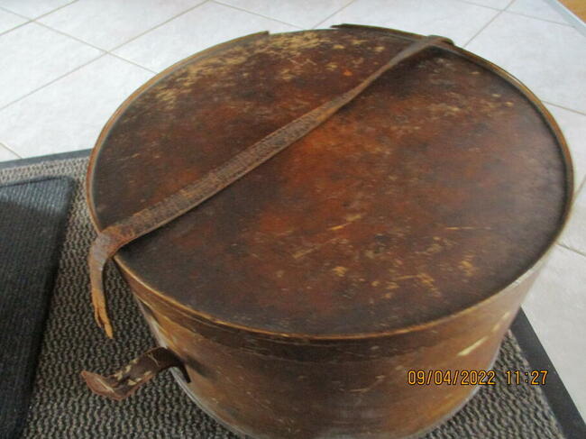 Retro Kufer na kapelusze z XIX wieku