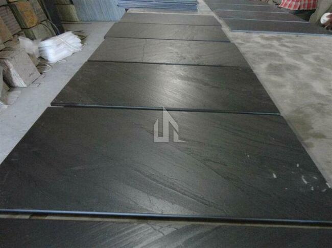 Płytki kamienne Ocean Black – idealne na podłogę / STONELAND