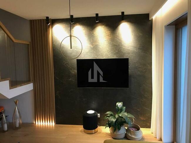 Czarno - złoty fornir kamienny dekoracyjny na ścianę