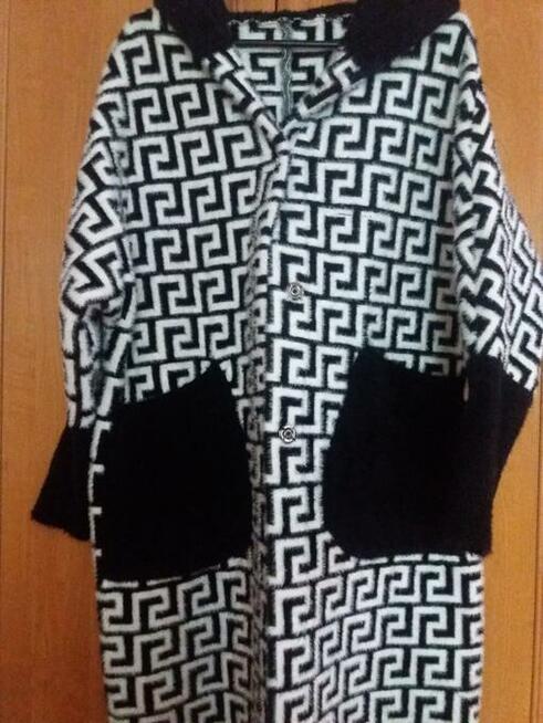 Puszysty płaszcz damski Alpaka z kapturem