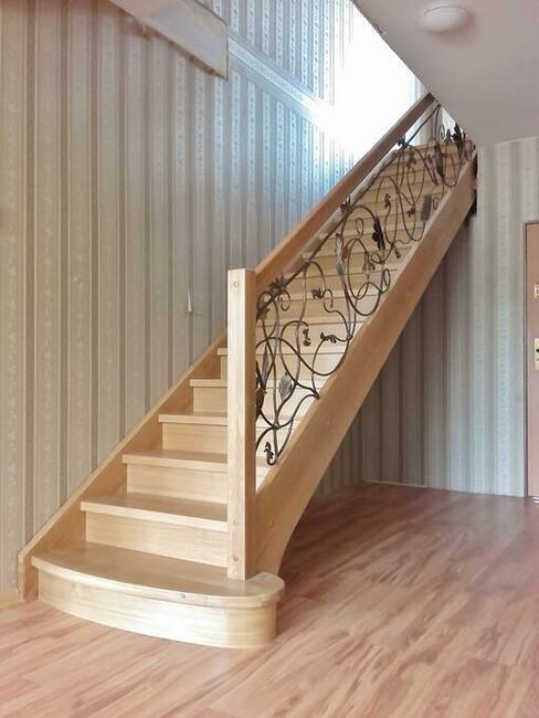 Nowoczesne schody drewniane i stalowe.
