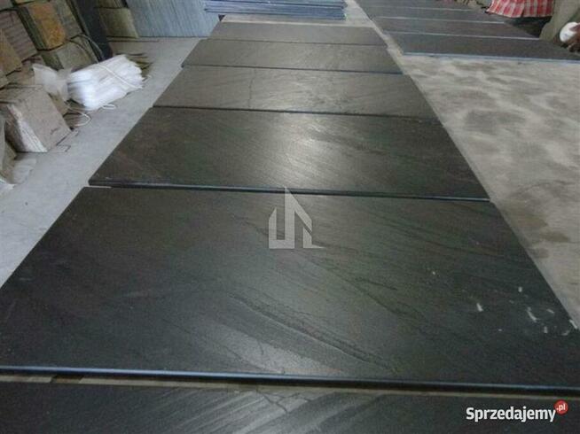 Płytki kamienne Ocean Black – idealne na podłogę / STONELAND