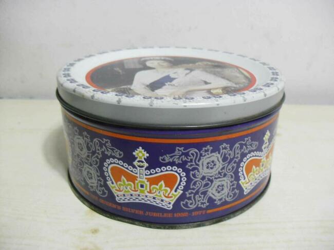 Kolekcjonerskie kubki+puszka - Elizabeth i Diana-1977/81r.