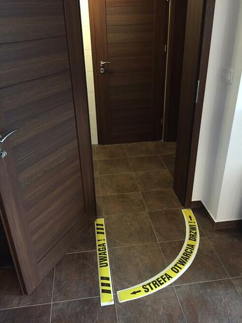 TDP-SOD Naklejka podłogowa UWAGA STREFA OTWARCIA DRZWI