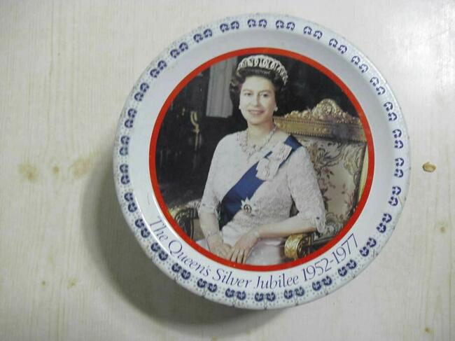 Kolekcjonerskie kubki+puszka - Elizabeth i Diana-1977/81r.