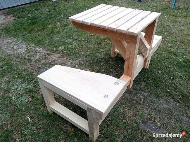 ławki ze stolikiem kawowym
