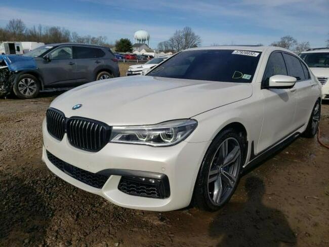 BMW 750 2016, 4.4L, 4x4, porysowany lakier