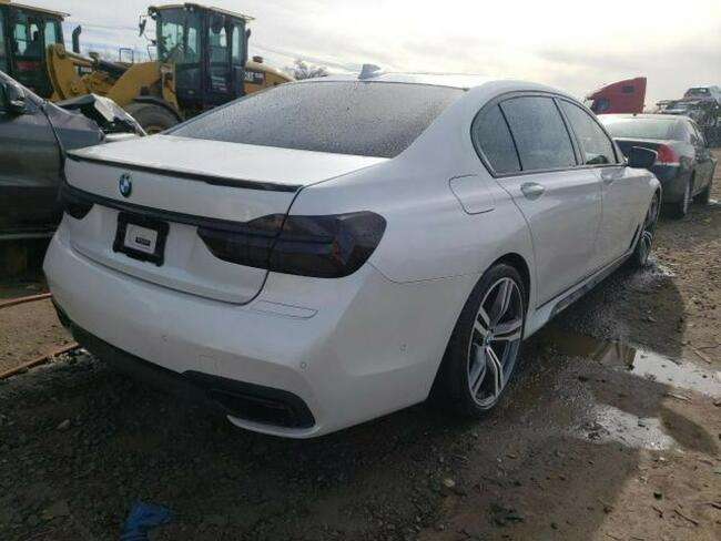 BMW 750 2016, 4.4L, 4x4, porysowany lakier