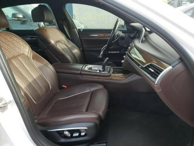 BMW 750 2016, 4.4L, 4x4, porysowany lakier
