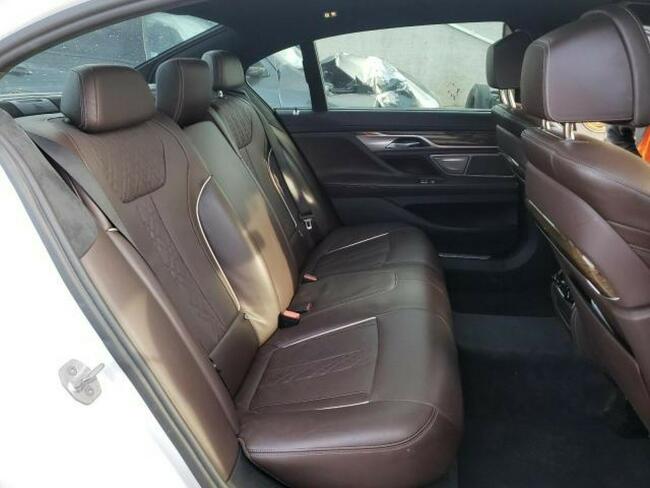 BMW 750 2016, 4.4L, 4x4, porysowany lakier