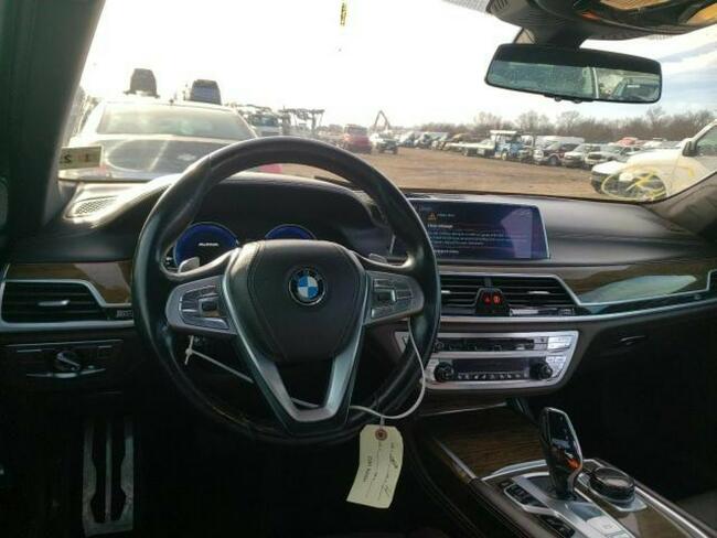 BMW 750 2016, 4.4L, 4x4, porysowany lakier
