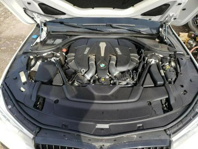 BMW 750 2016, 4.4L, 4x4, porysowany lakier