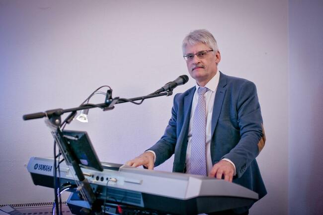 DJ VOX music-Wodzirej-Instrumentalista-Wokalista