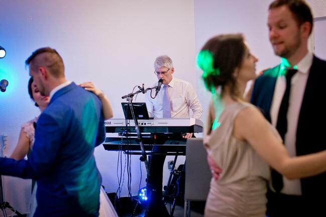 DJ VOX music-Wodzirej-Instrumentalista-Wokalista