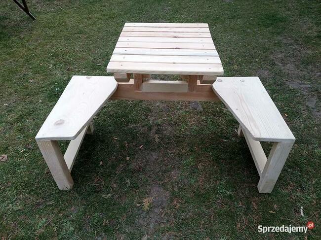ławki ze stolikiem kawowym