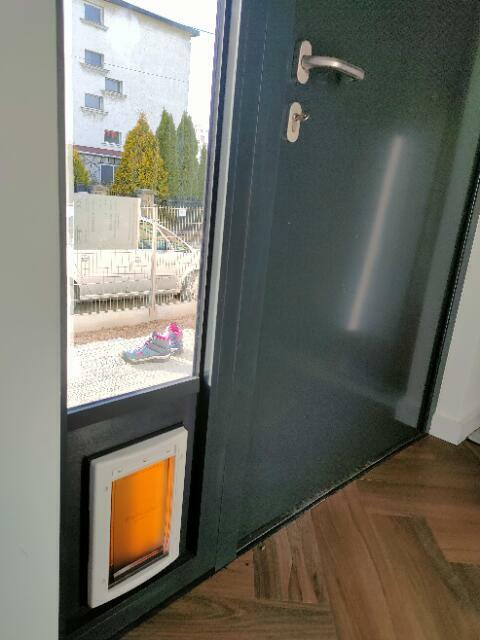 Drzwiczki dla kota psa montaż w oknie drzwiach