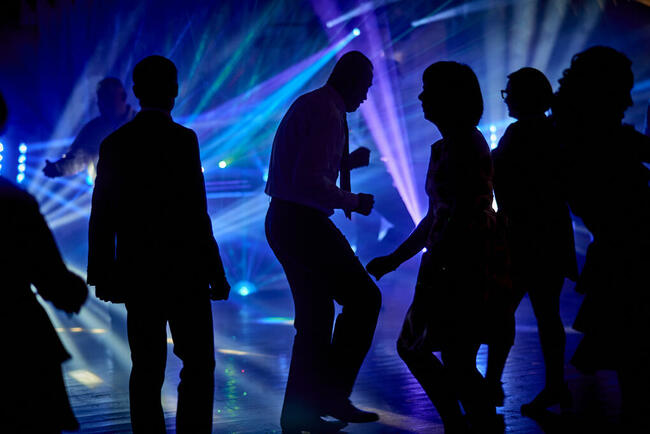 DJ na WESELE Warszawa prowadzenie, nagłośnienie, oświetlenie