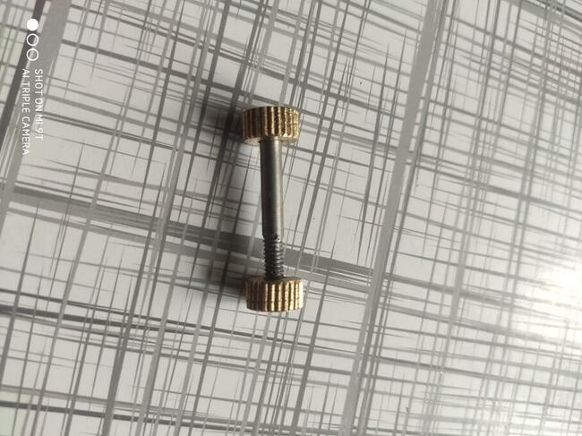 Śruba okładek rewolweru czarnoprochowego remington