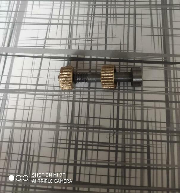 Śruba okładek rewolweru czarnoprochowego remington