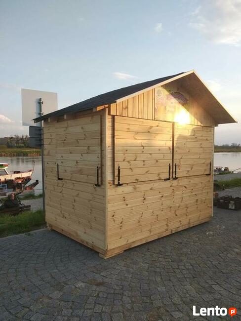 Drewniany pawilon handlowy / domek letniskowy