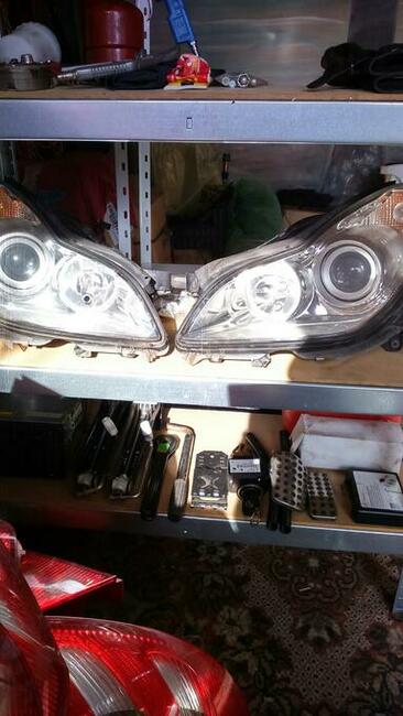 Mercedes - reflektory - światła tył - rózne pozostałości