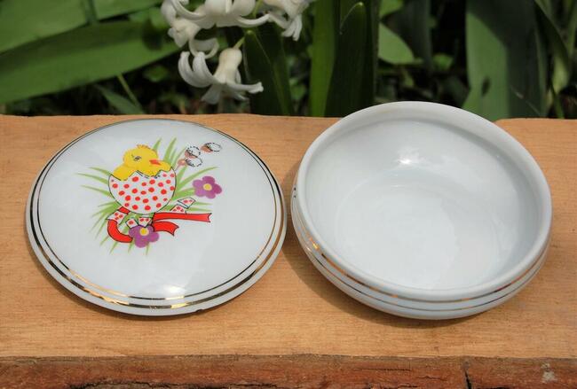 Puzderko bomboniera Wielkanoc porcelana Ćmielów