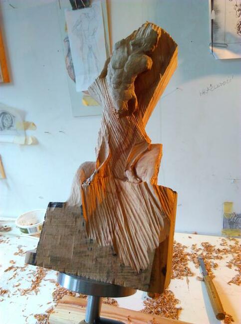 Akt męski w drewnie