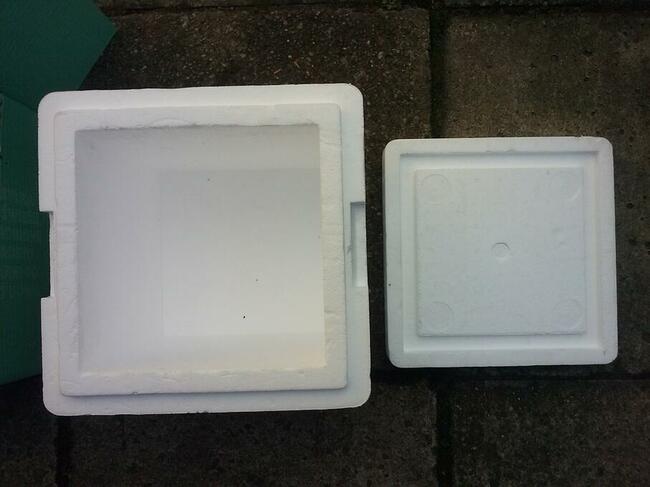 Pudełko termoizolacyjne z pianki w kartonie, 30 zł.