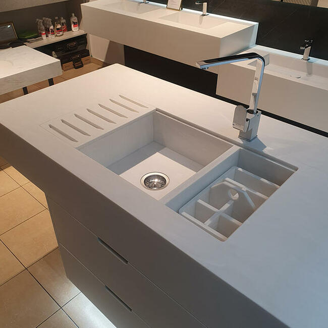 Wyspa kuchenna wykonana z kompozytu ze zintegrowanym zlewem