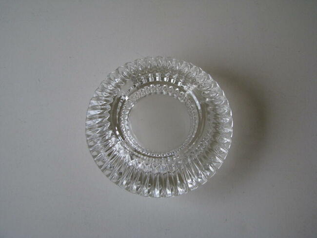 Mała zgrabna, szklana popielniczka z czasów PRL