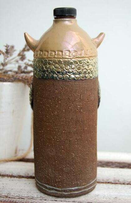 Wiking, ozdobna butelka ceramiczna Marga Bourelius, Szwecja