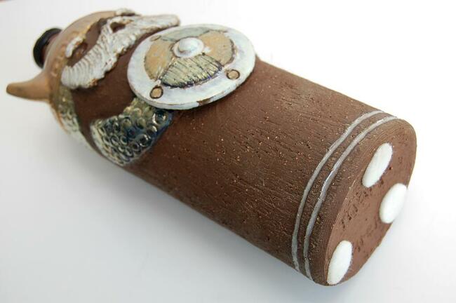 Wiking, ozdobna butelka ceramiczna Marga Bourelius, Szwecja