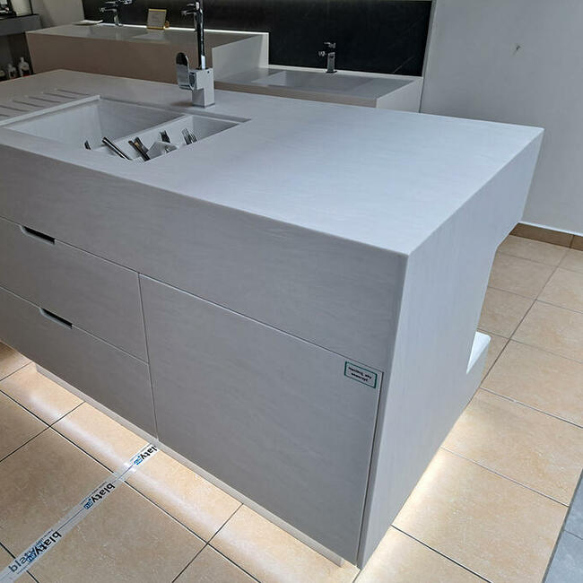 Wyspa kuchenna wykonana z kompozytu ze zintegrowanym zlewem