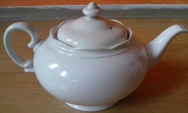 Porcelanowy imbryk do herbaty firmy Wawel z czasów PRL